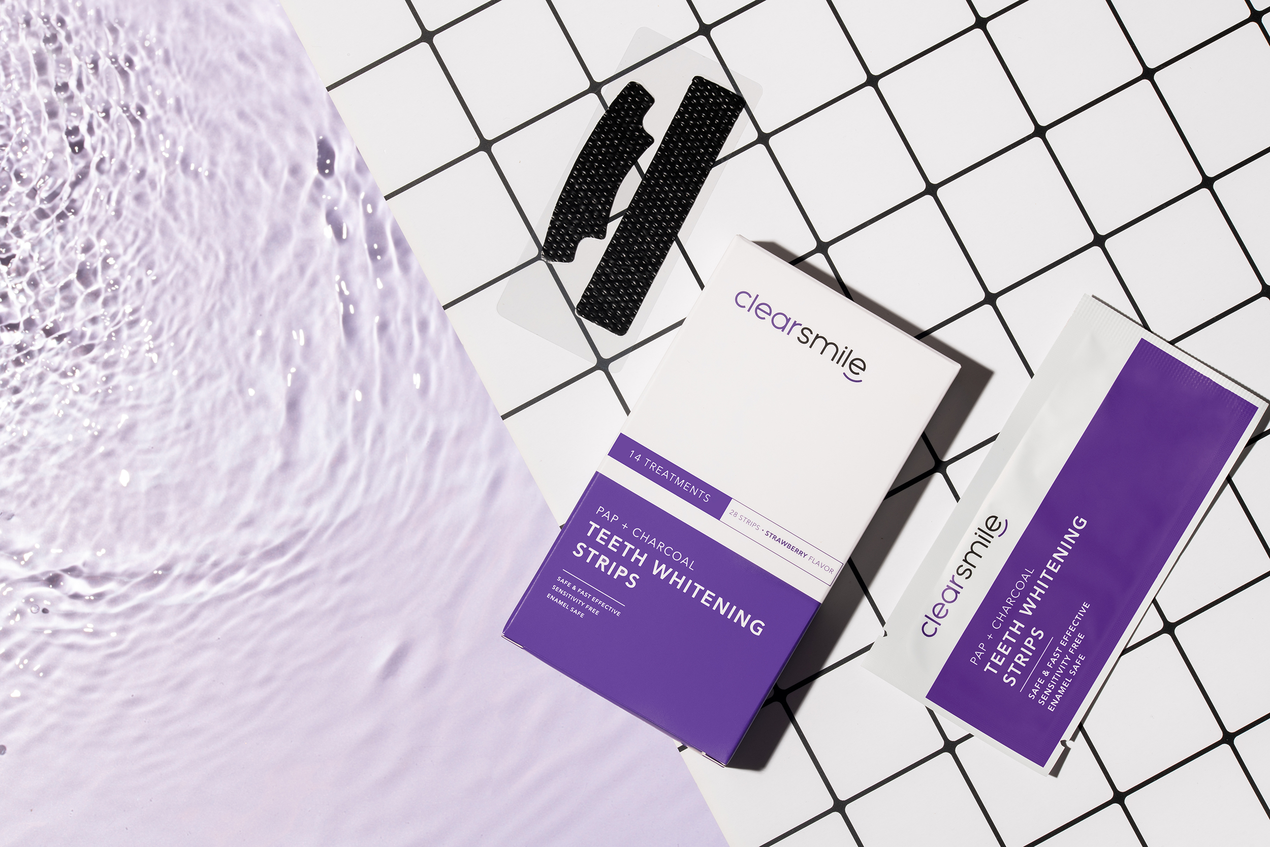 Clearsmile producten met paarse verpakkingen op een wit raster