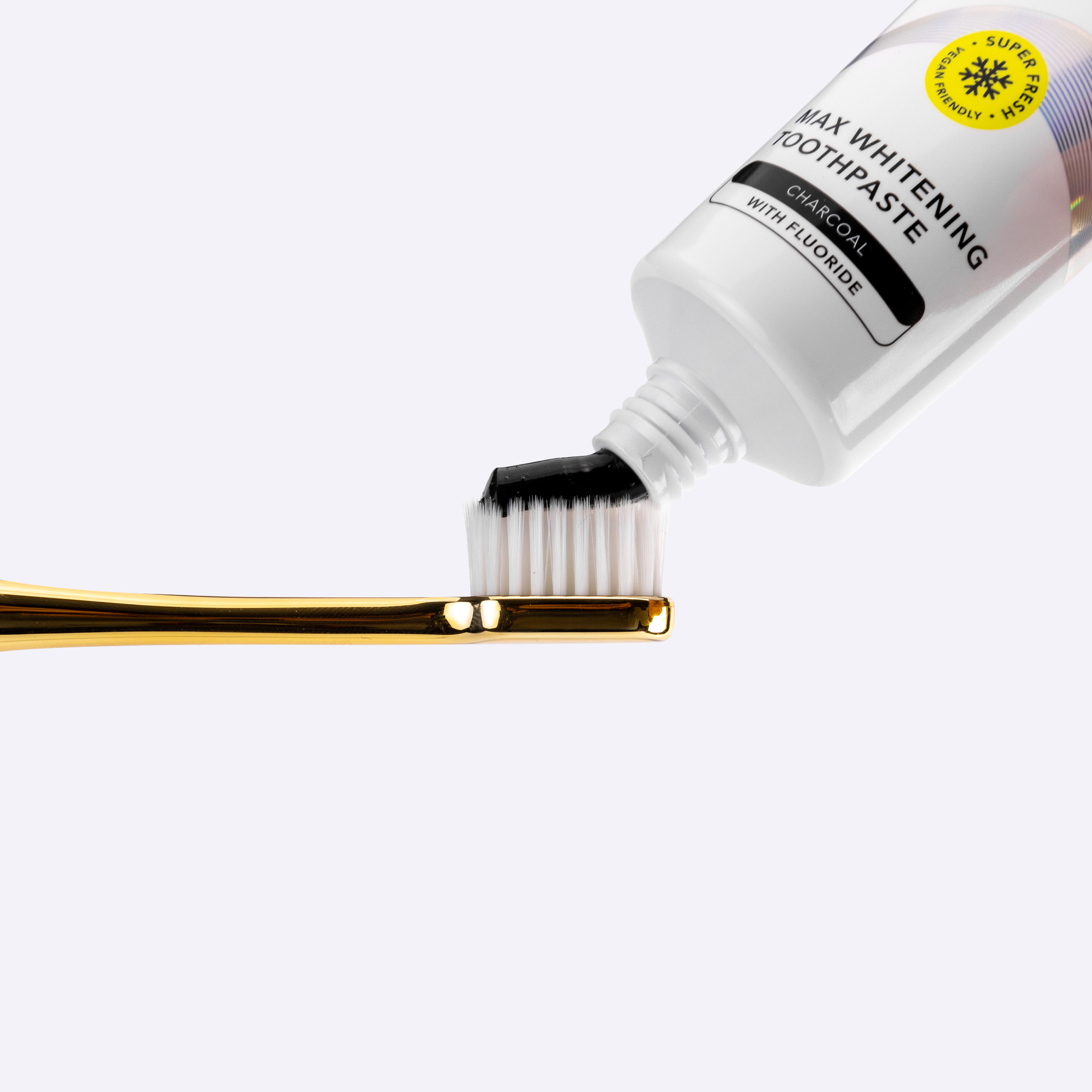 Clearsmile tandpasta op een tandenborstel