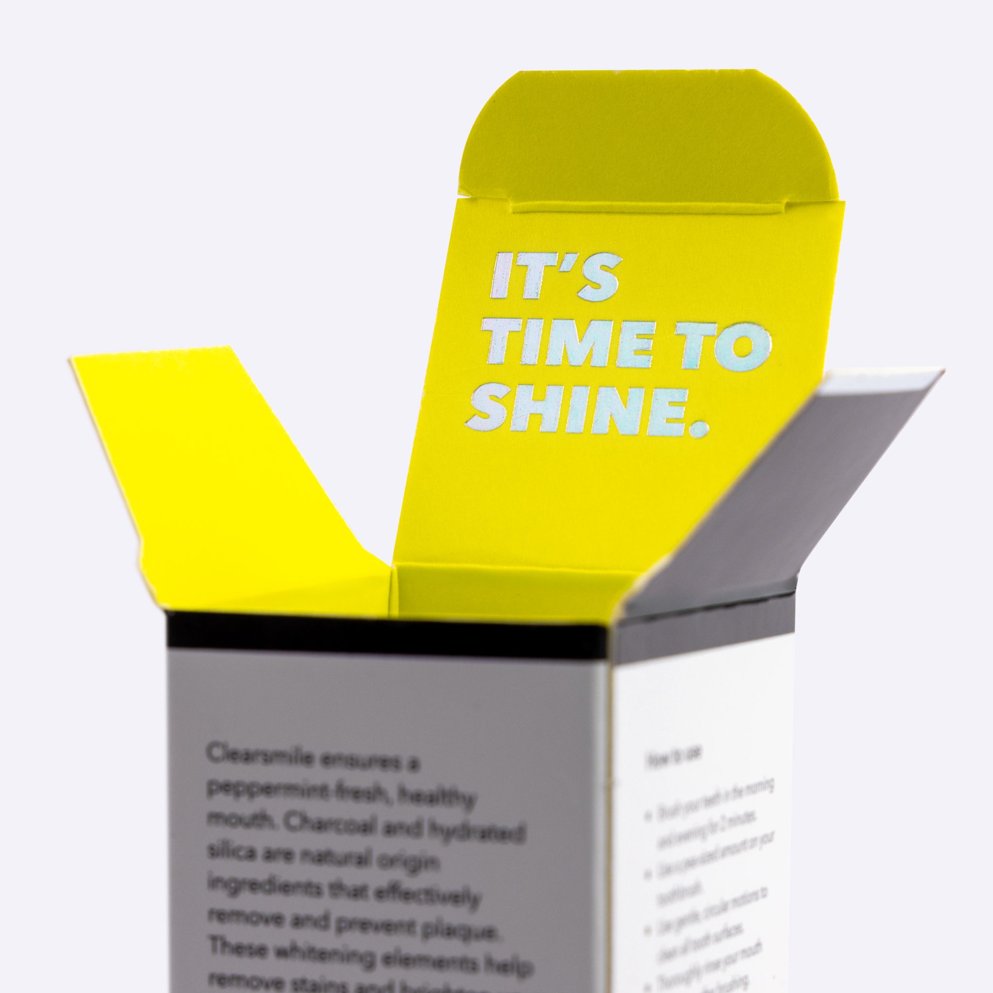 Geopende tandpastadoos van Clearsmile met de tekst Time to shine aan de binnenkant van de flap